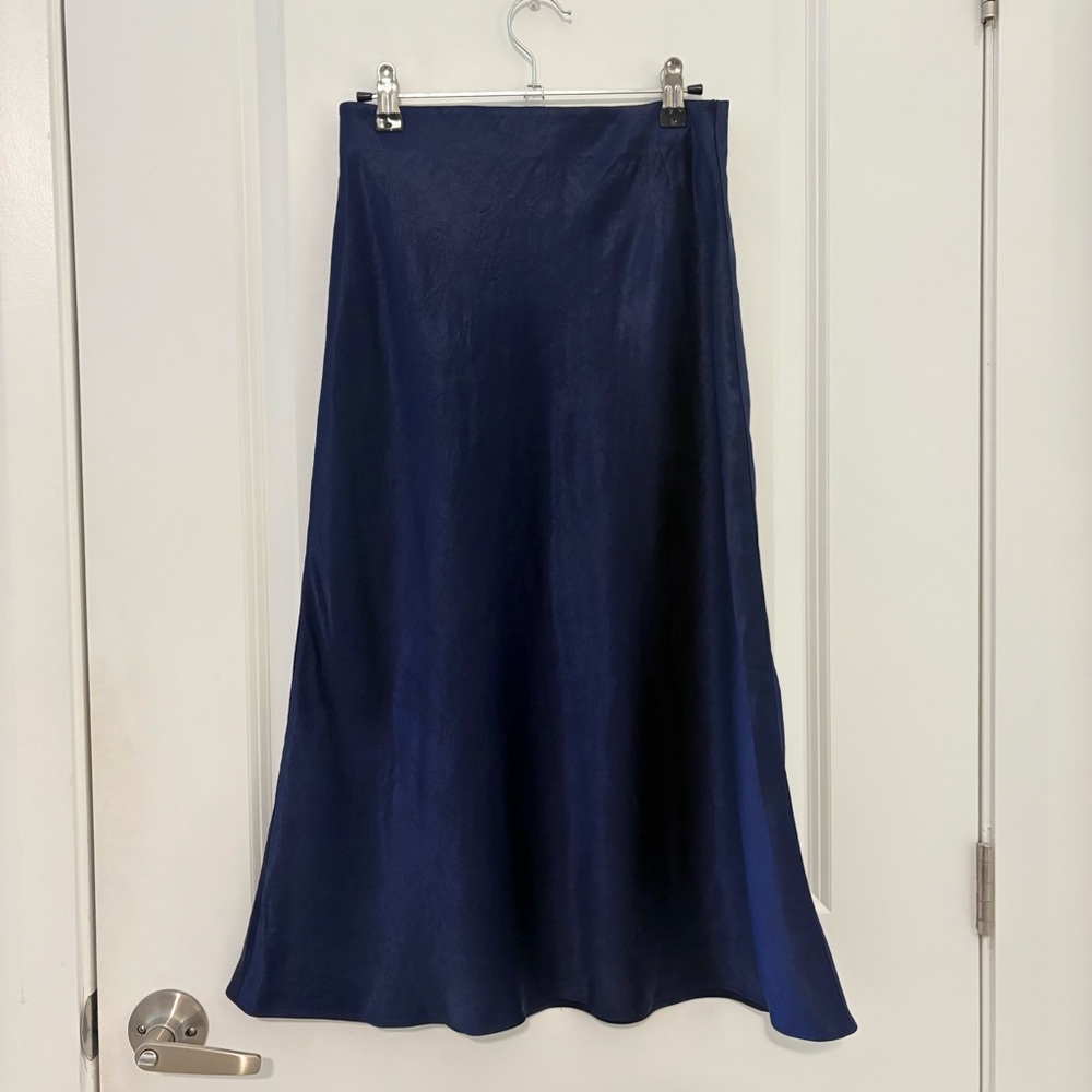 Elegant Babaton (Aritzia) Navy Blue Satin Midi Skirt